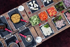 A buffet table with various food items and cooking utensils. - Milling Hotel Park (Middelfart)