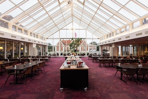 Flat-screen TV, pay films