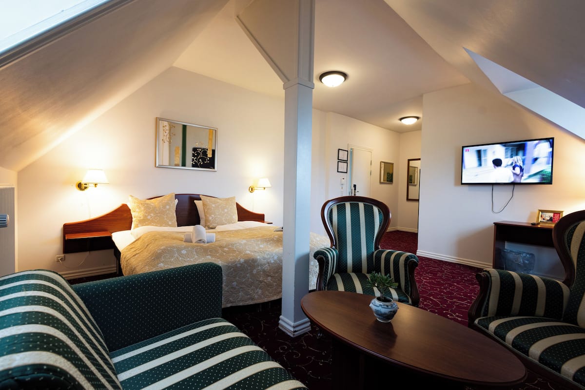 standard double or twin room | hypo-allergenic bedding, individually furnished, desk