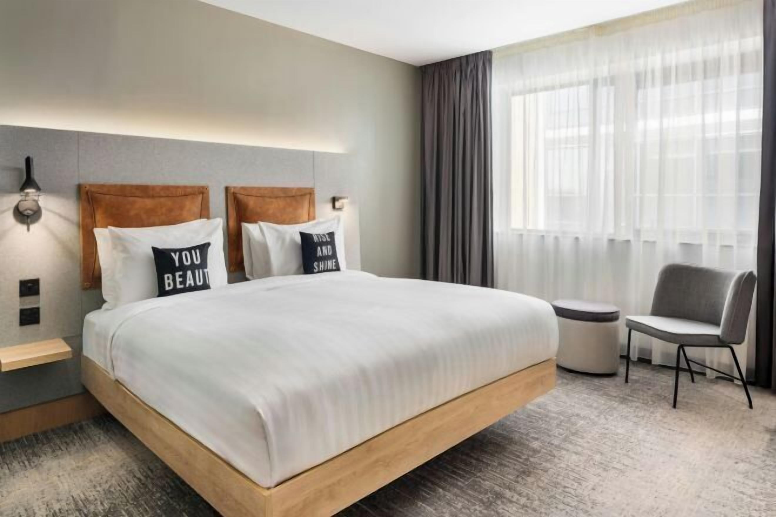 Hypo-allergenic bedding, in-room safe, blackout curtains, free WiFi