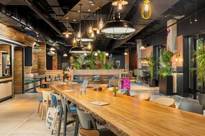 Bar (on property) - Moxy Belfast City (Belfast)