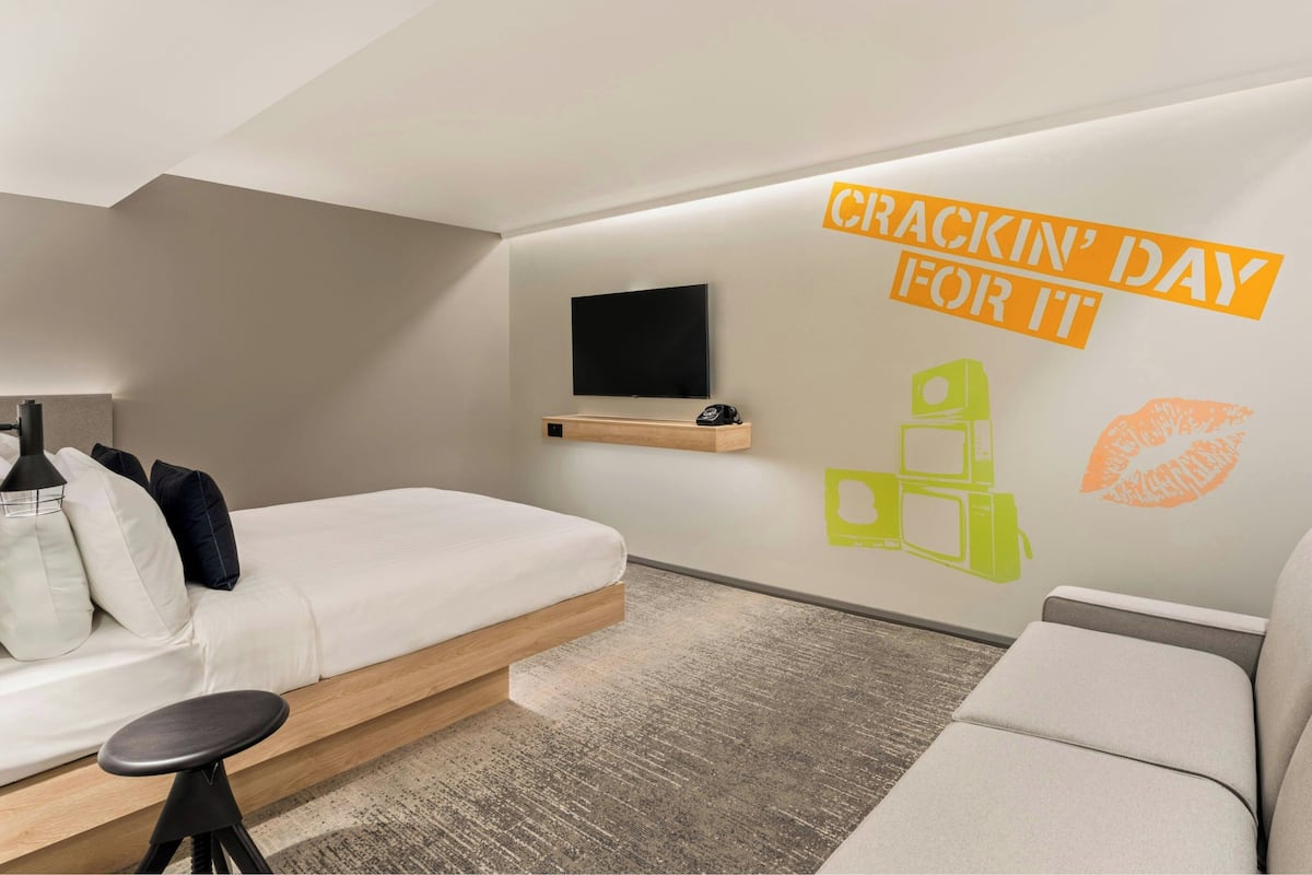 Zimmer, 1 Queen-Bett (View) | Allergikerbettwaren, Zimmersafe, Verdunkelungsvorhänge, kostenloses WLAN