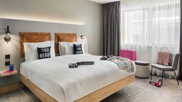 ملاءات للفراش لا تسبب الحساسية وخزنة داخل الغرفة وستائر تعتيم