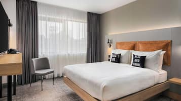 Ropa de cama hipoalergénica y caja de seguridad en la habitación