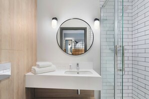 Shower, free toiletries, hair dryer, towels - Moxy Belfast City (Belfast)