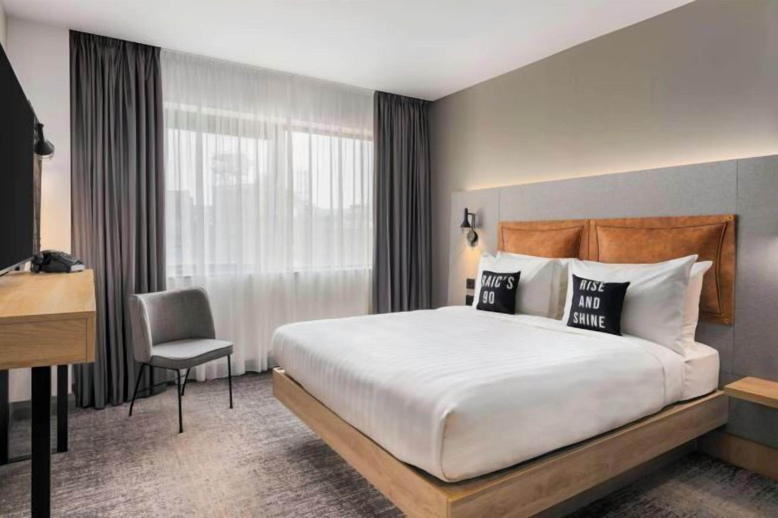 Hypo-allergenic bedding, in-room safe, blackout curtains, free WiFi