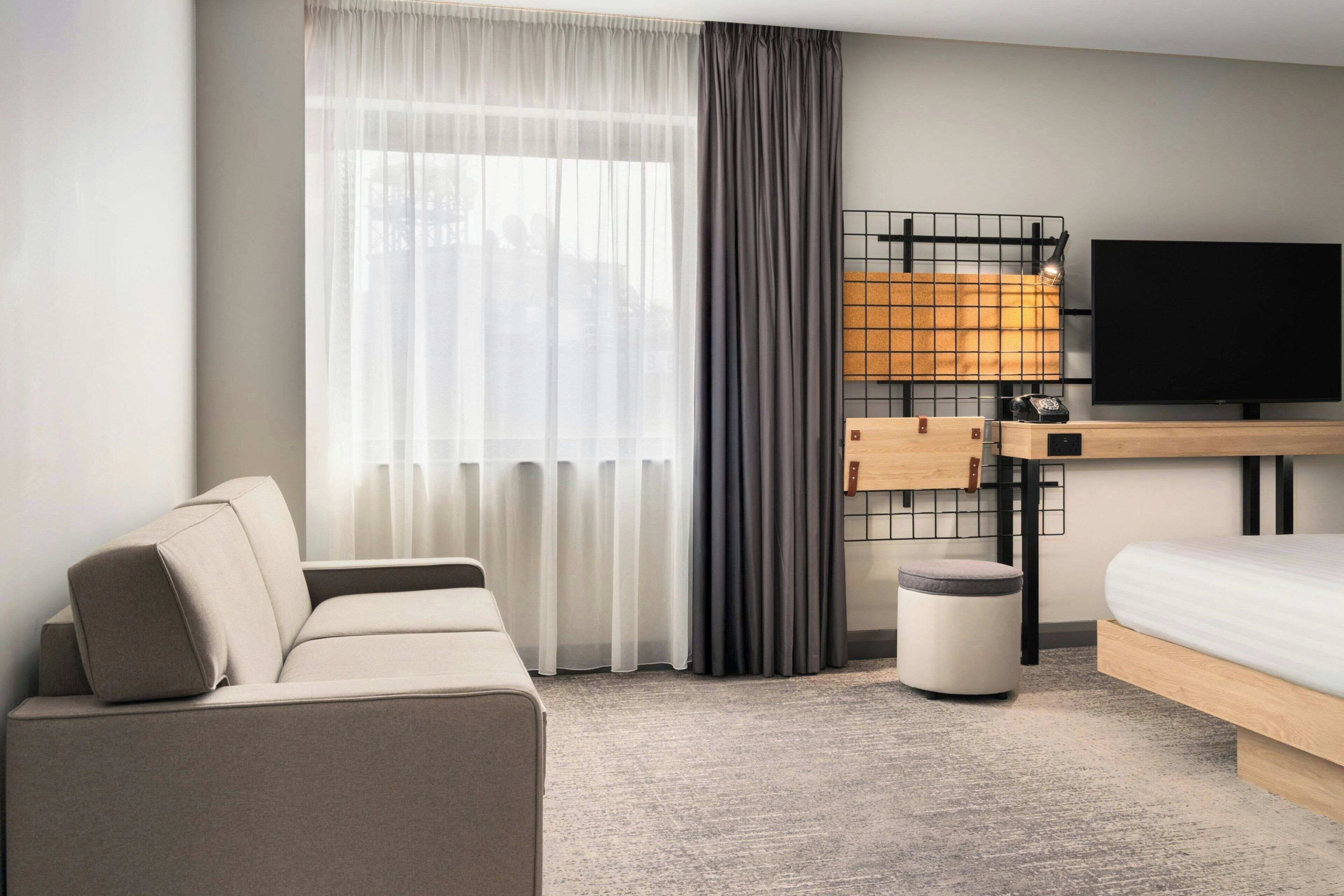 Hypo-allergenic bedding, in-room safe, blackout curtains, free WiFi