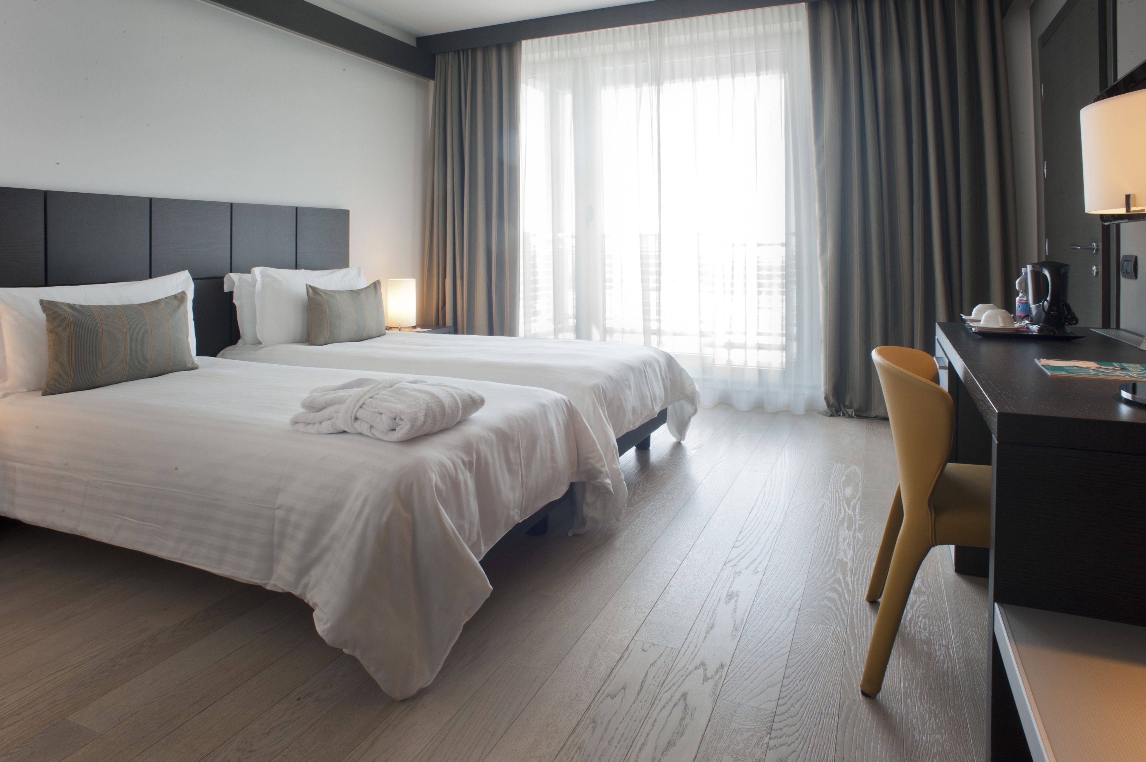 Seprai antialergi, selimut bulu angsa, minibar, dan brankas