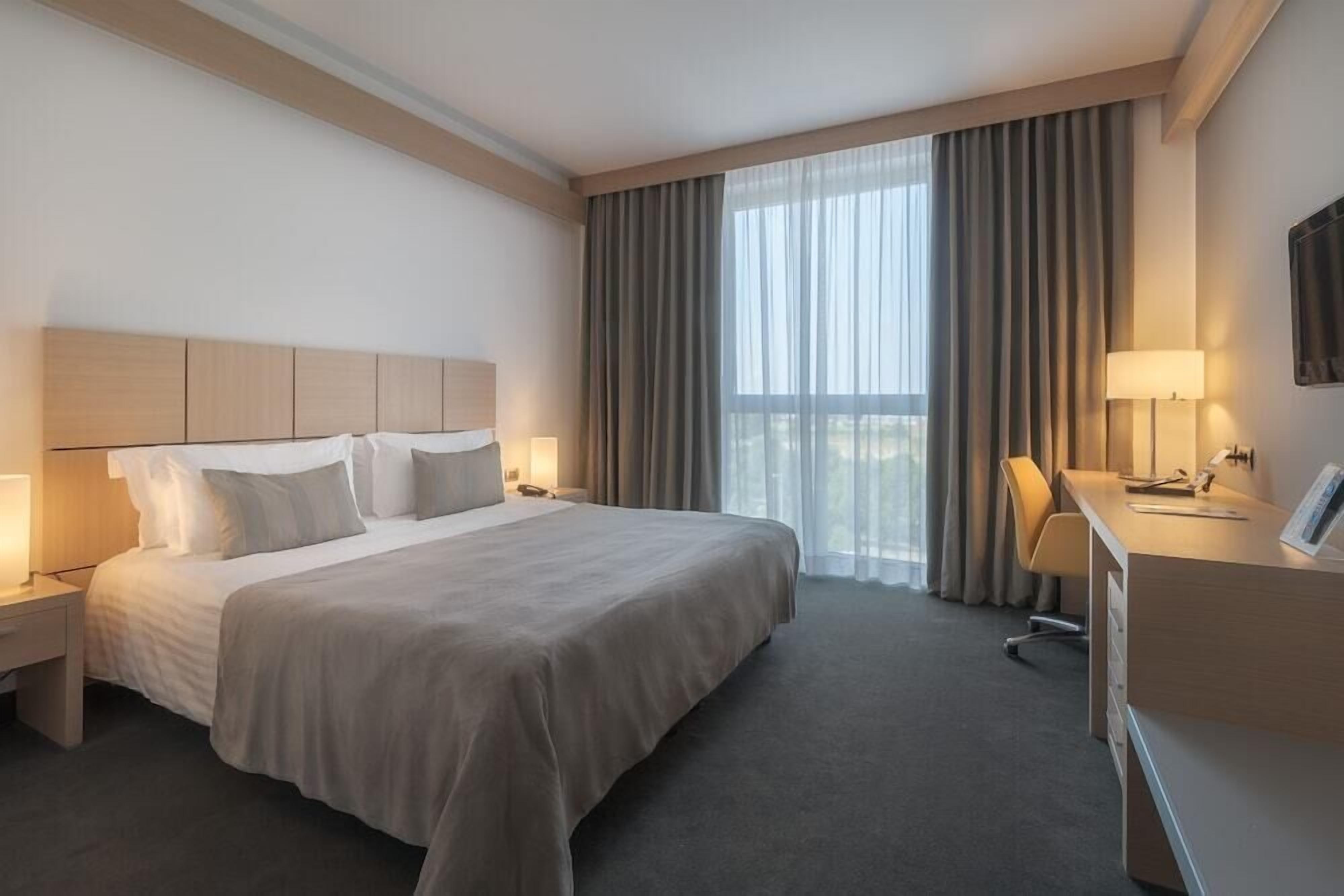 Hypo-allergenic bedding, down comforters, minibar, in-room safe