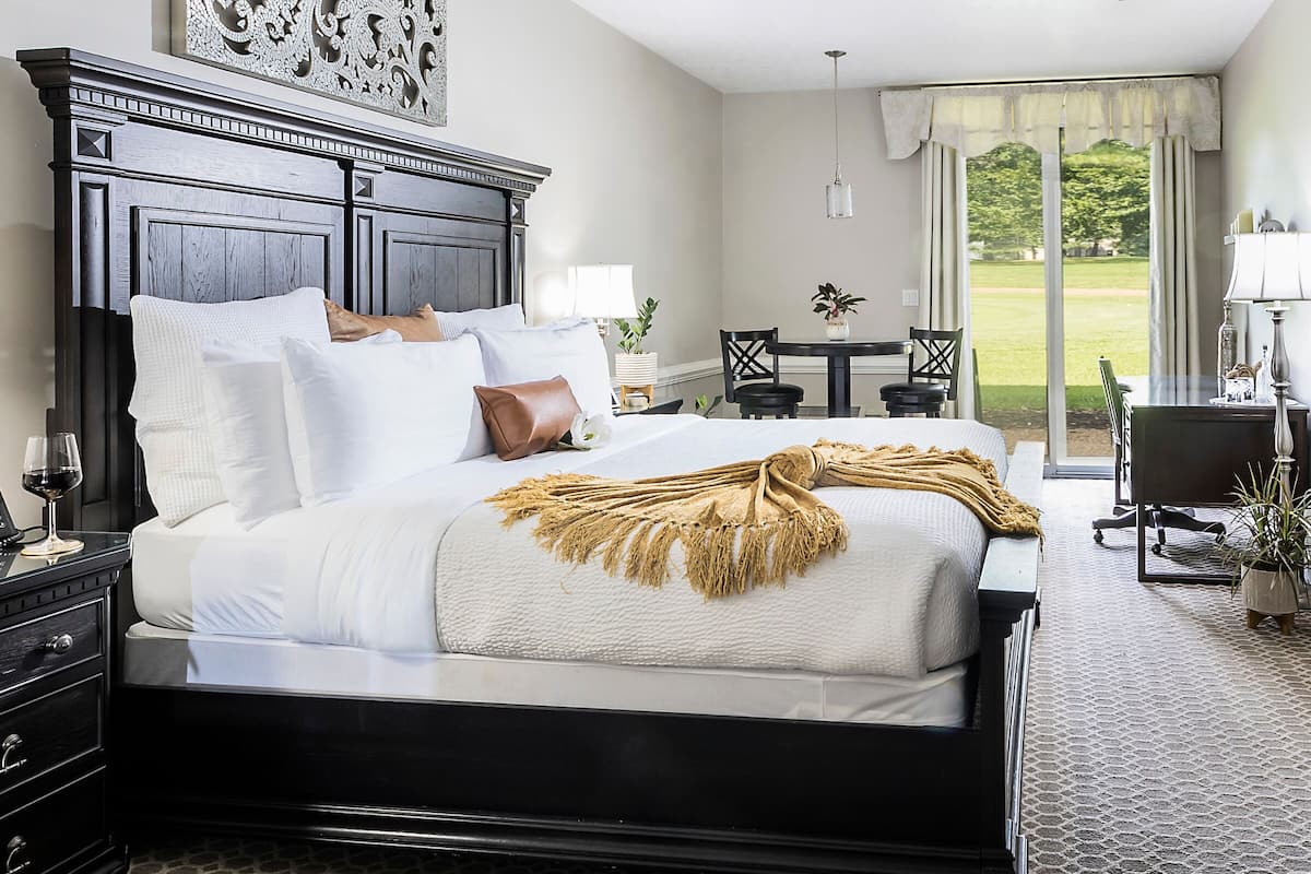 Habitación, 1 cama King size, vista al campo de golf | Sábanas de algodón egipcio y ropa de cama de alta calidad