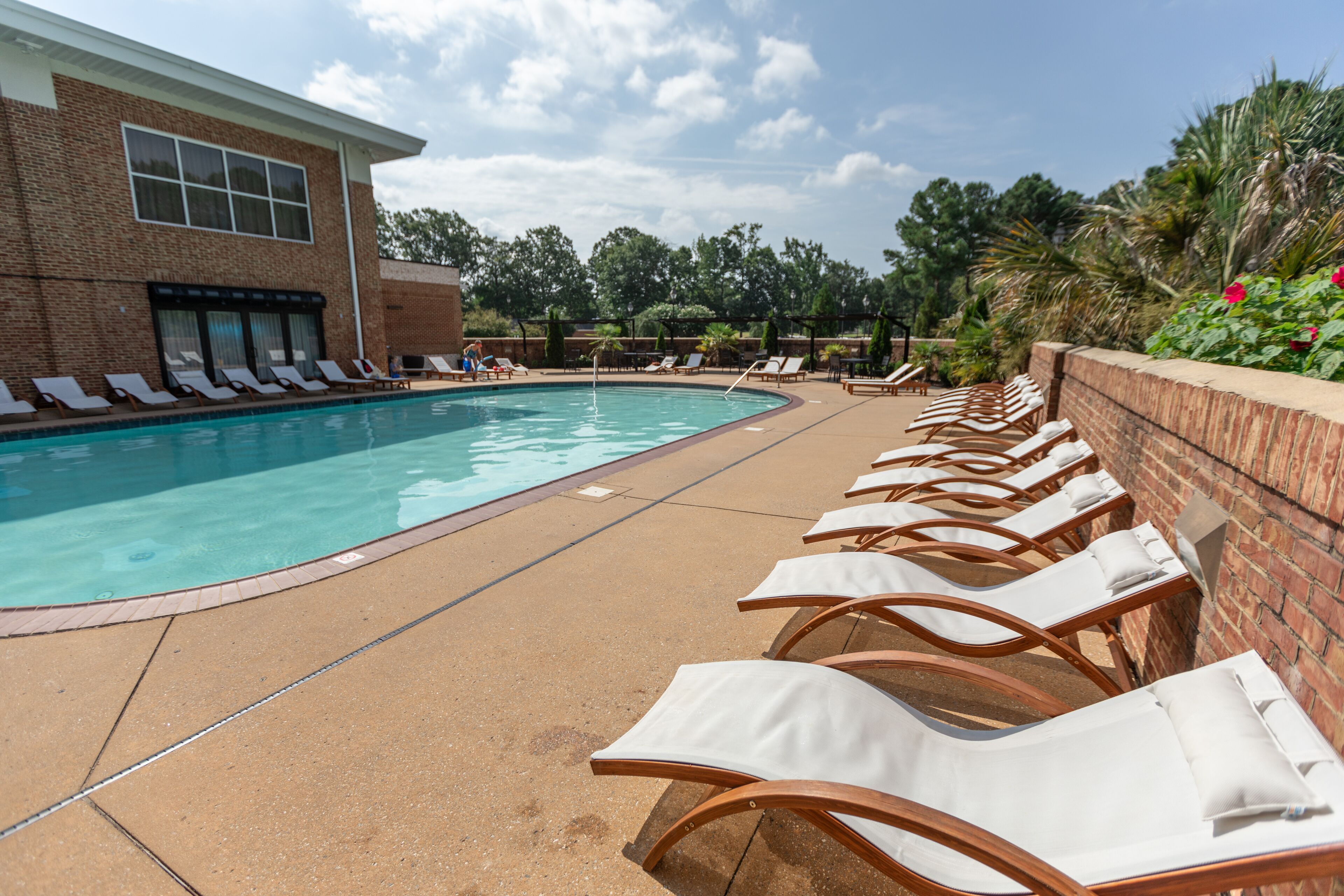 季节性开放的室外游泳池，09:00 至 19:00 开放，池畔遮阳伞，日光浴躺椅