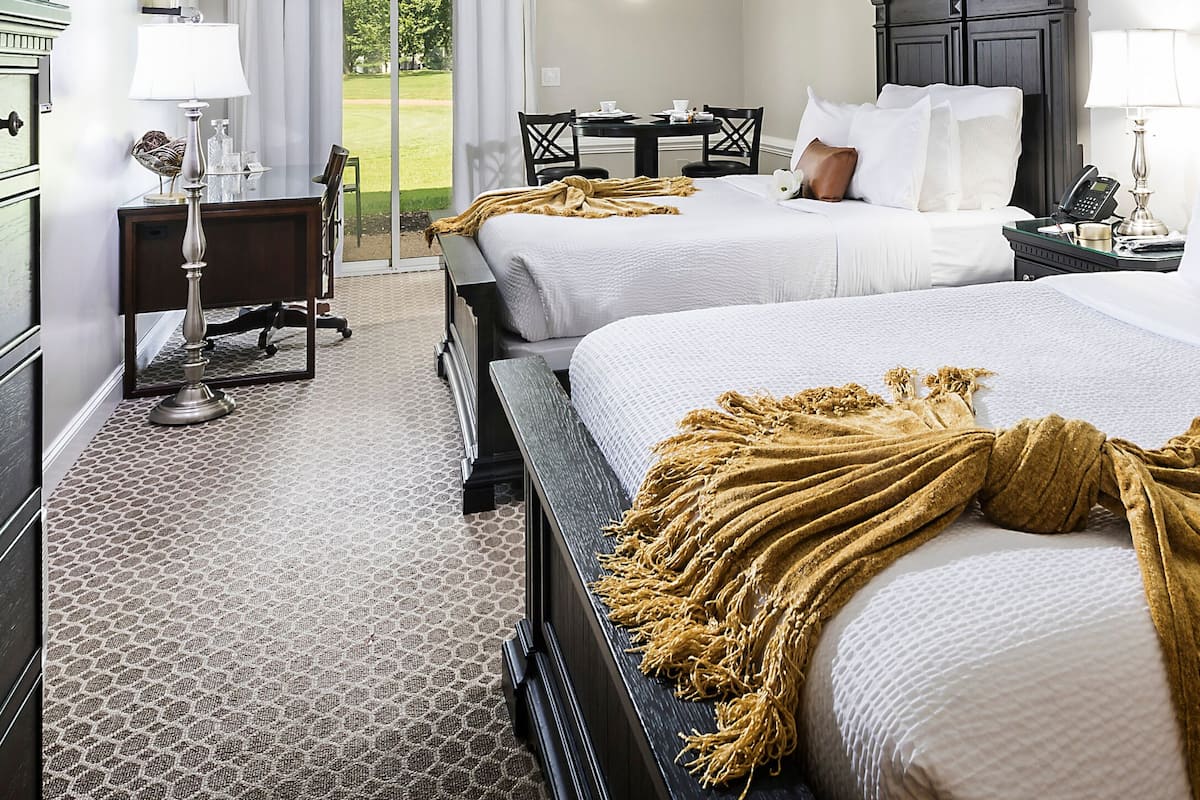 Habitación, 2 camas Queen size, vista al campo de golf | Sábanas de algodón egipcio y ropa de cama de alta calidad