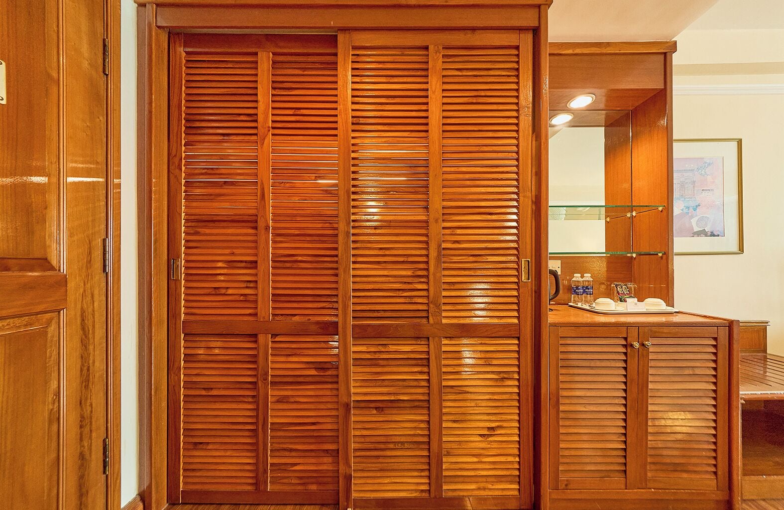 Minibar, caja de seguridad en la habitación y escritorio 