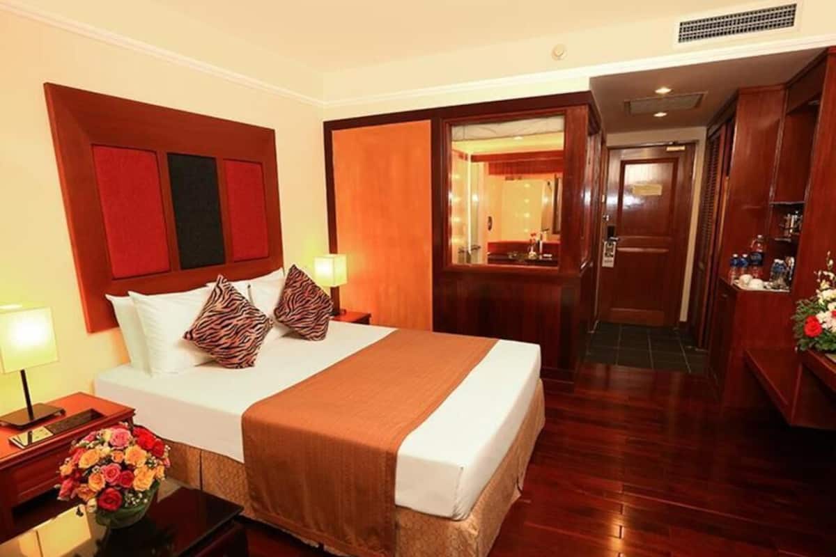 Minibar, in-room safe, desk, blackout drapes