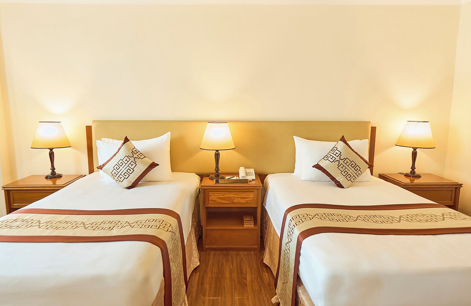 ميني بار وخزنة داخل الغرفة ومكتب وستائر تعتيم