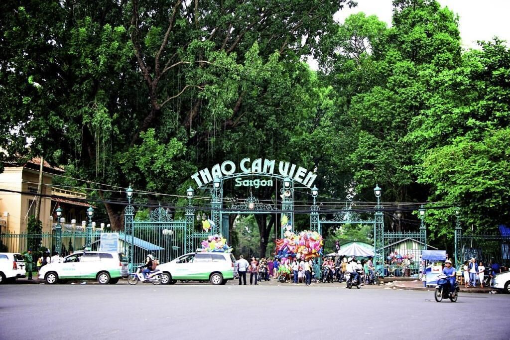 A gate with the sign "THAO CAMUEN" and "Saigon" indicating a location.
