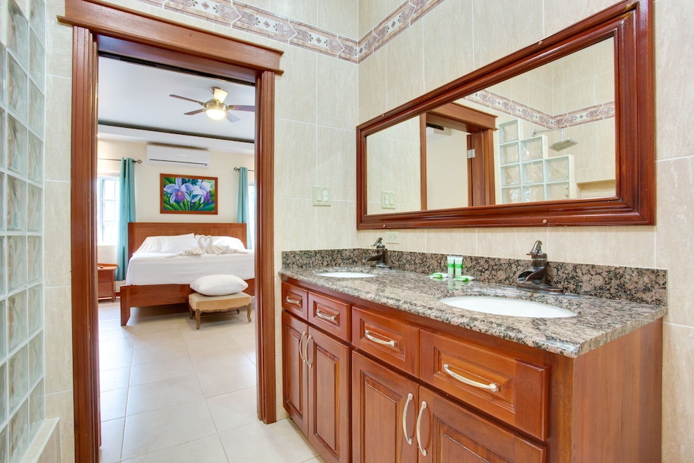 Midas Belize by null