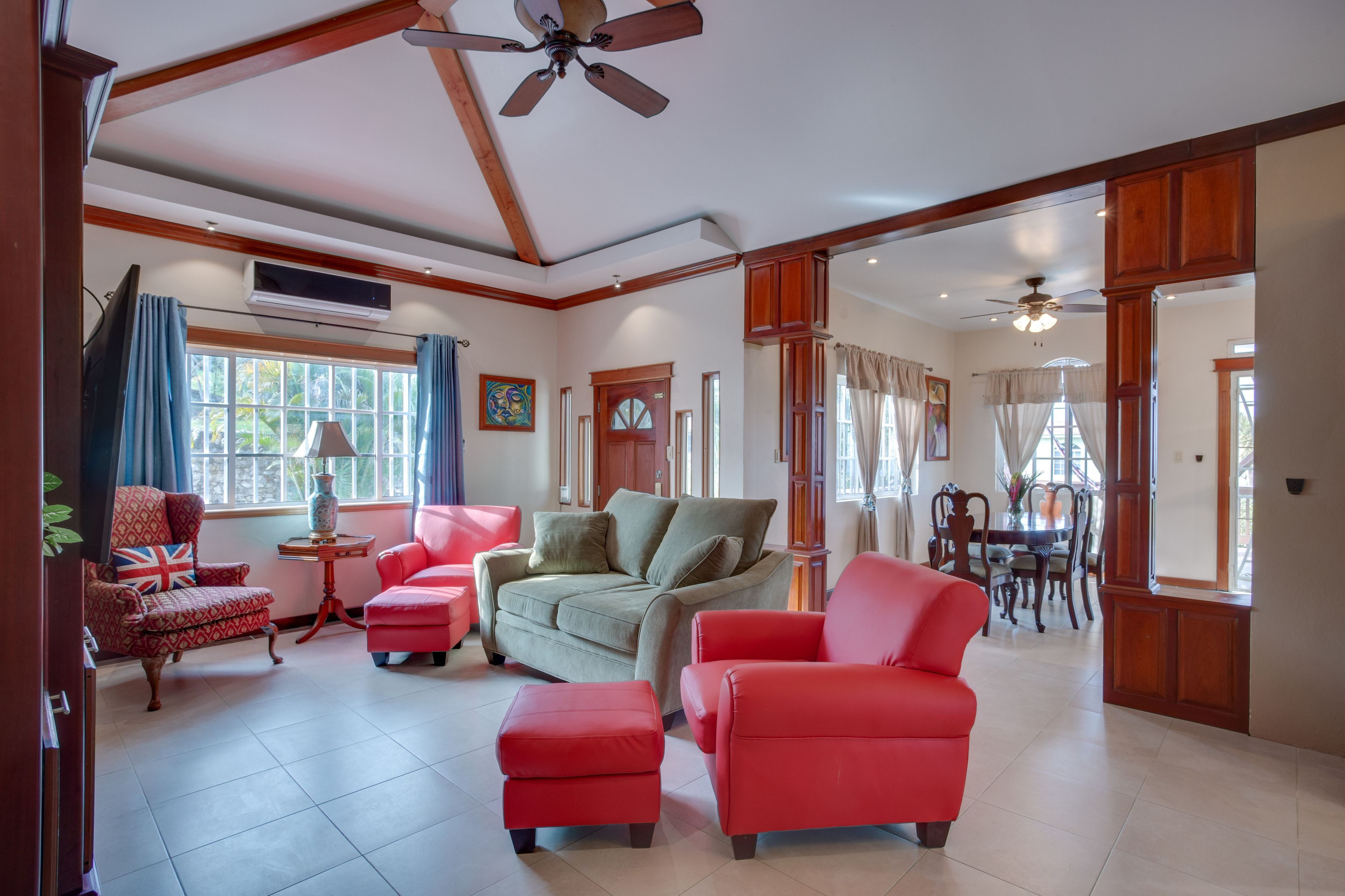 family house, 3 bedrooms, mountain view, mountainside | living room | smart tv, netflix, streaming services, printers