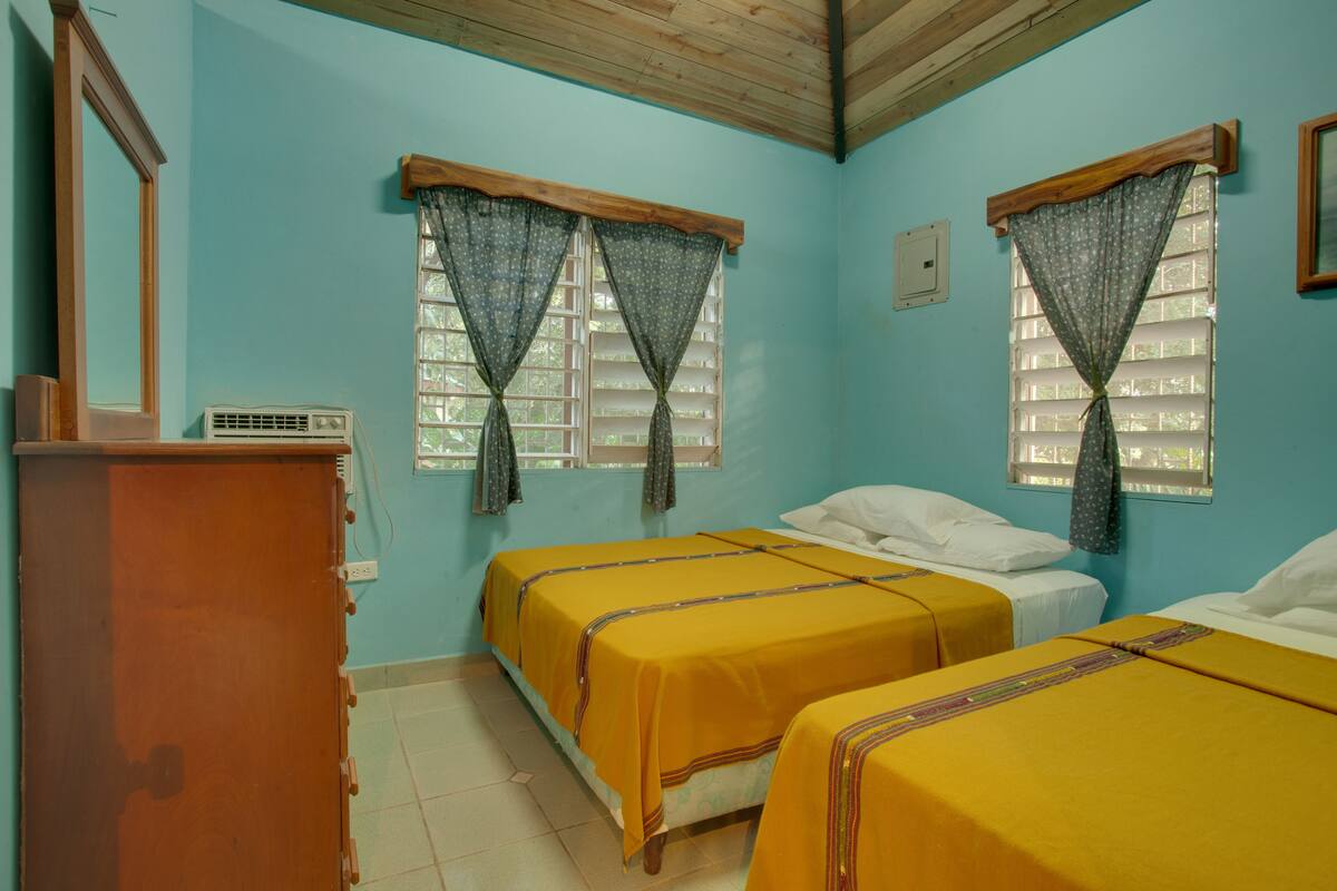 Casita Verde  | เครื่องนอนระดับพรีเมียม, เตียงพร้อมฟูกเสริมที่นอน, ตู้นิรภัยในห้องพัก