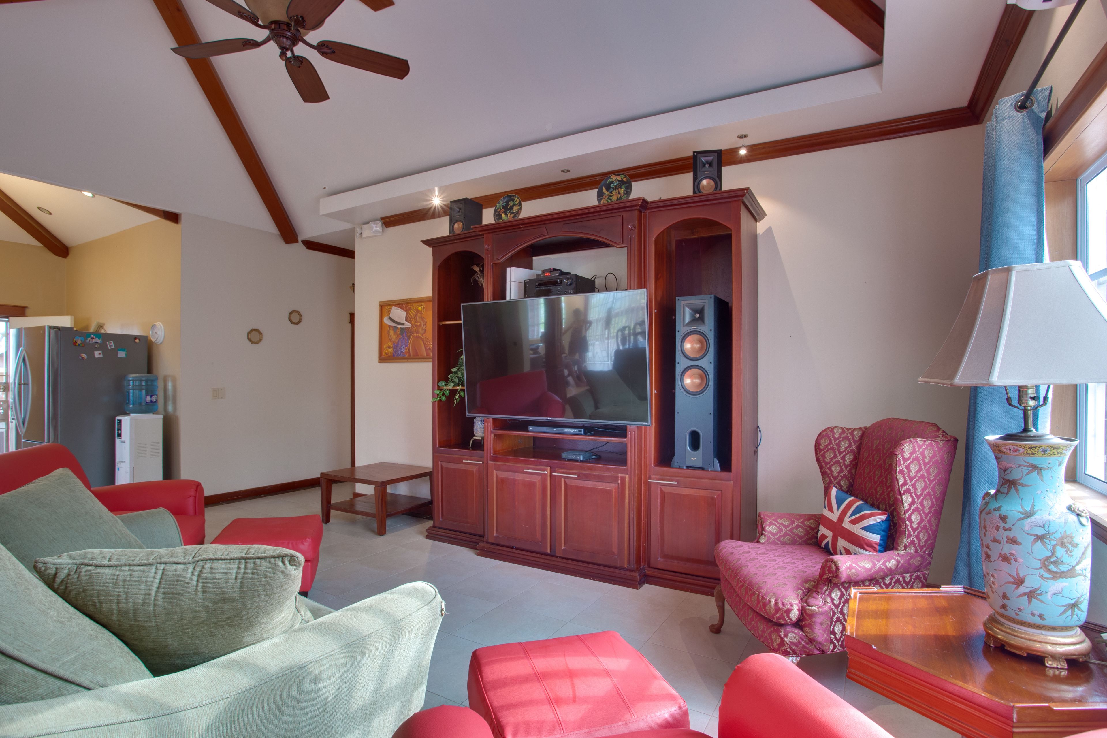 family house, 3 bedrooms, mountain view, mountainside | living room | smart tv, netflix, streaming services, printers