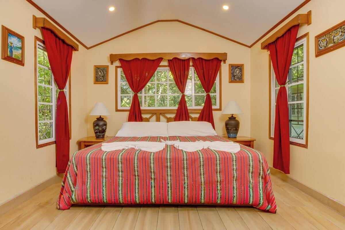 Cabana  | เครื่องนอนระดับพรีเมียม, เตียงพร้อมฟูกเสริมที่นอน, ตู้นิรภัยในห้องพัก