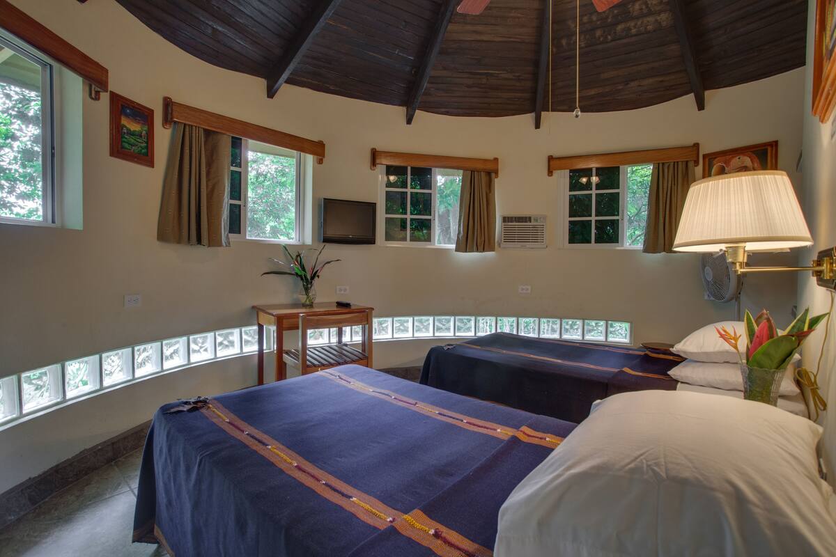 Cottage  | เครื่องนอนระดับพรีเมียม, เตียงพร้อมฟูกเสริมที่นอน, ตู้นิรภัยในห้องพัก