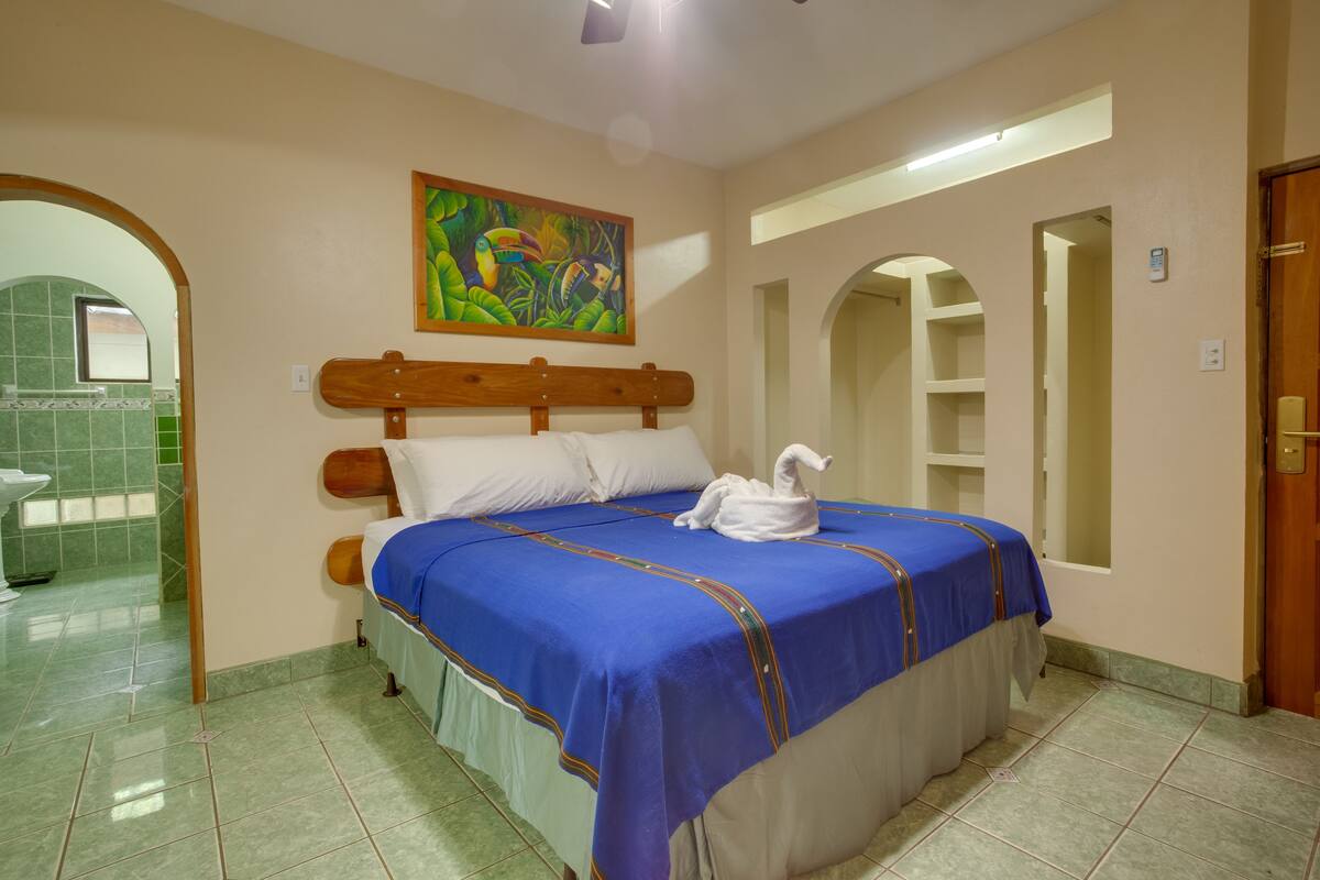 Junior Suite | เครื่องนอนระดับพรีเมียม, เตียงพร้อมฟูกเสริมที่นอน, ตู้นิรภัยในห้องพัก