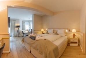 Deluxe Studio Suite, Balcony, Mountain View | Hypo-allergenic bedding, minibar, in-room safe, desk - MANNI The Hotel (Mayrhofen)