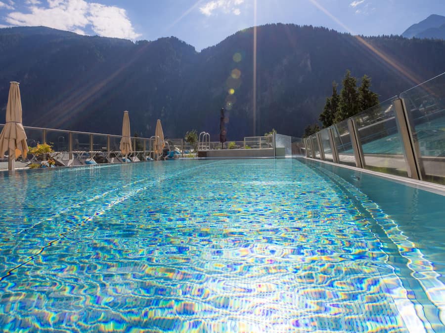 Piscina coperta, piscina all'aperto, lettini