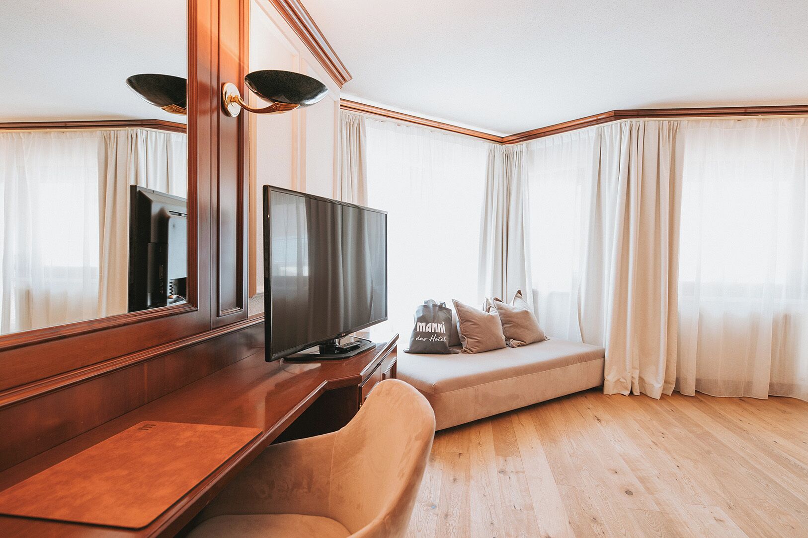 comfort studio, balcony, mountain view | minibar, in-room safe, desk, soundproofing