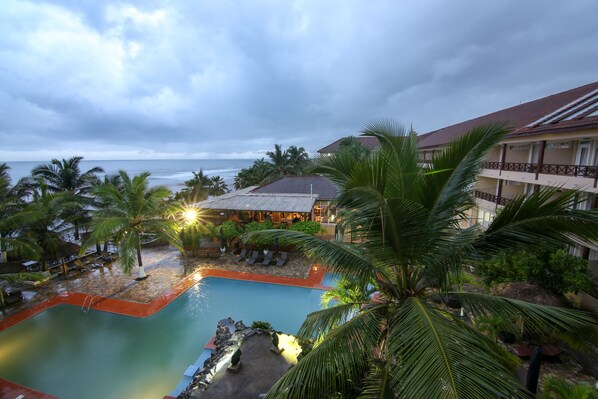 Näkymä rannalle/valtamerelle