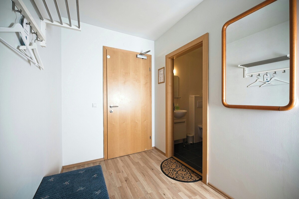 デラックス ルーム ダブルベッド 1 台 バルコニー マウンテンビュー | デスク、防音設備、アイロン / アイロン台、可動式ベッド
