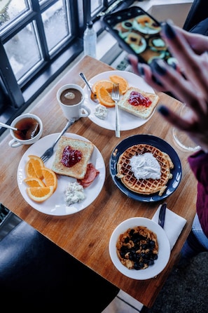 Tägliches inbegriffenes kontinentales Frühstück