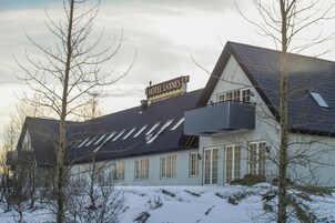 Framhlið gististaðar – að kvöld-/næturlagi