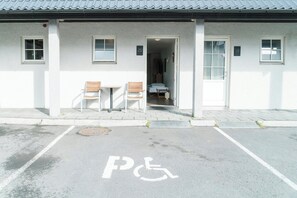 エコノミー スタジオ シングルベッド 2 台 簡易キッチン マウンテンビュー | バリアフリー駐車場
