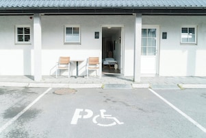 Monolocale Economy, 2 letti singoli, angolo cottura, vista montagna | Parcheggio per persone con disabilità