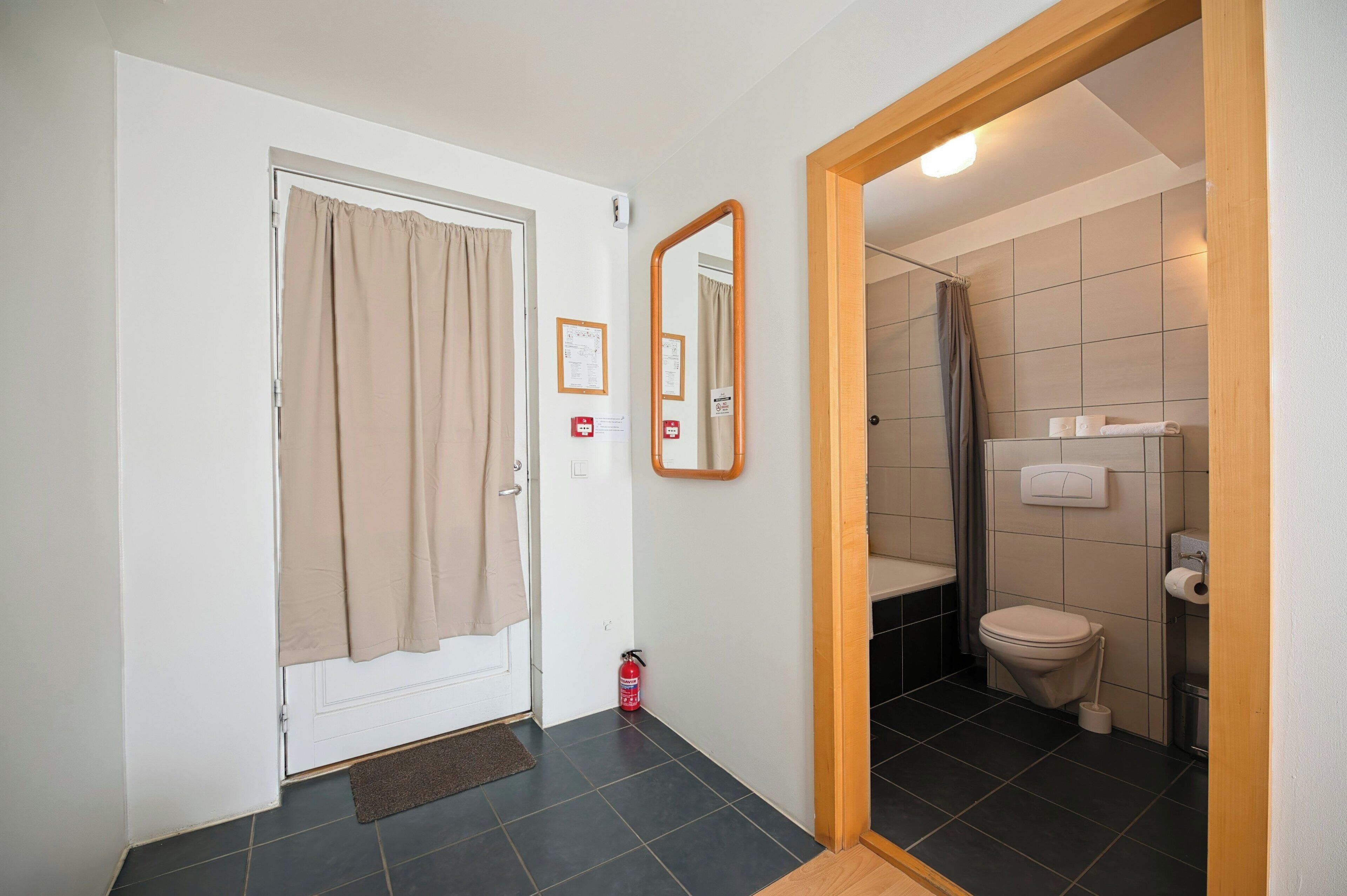 Studio Economy - 2 enkelsängar - pentry - utsikt mot bergen | Skrivbord, ljudisolering, strykjärn/strykbräda och extrasängar