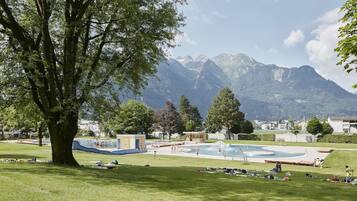 Una piscina techada, una piscina al aire libre