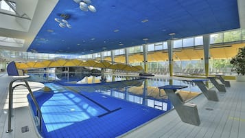 Piscine couverte, piscine extérieure, chaises longues