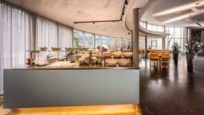 2 间餐厅，供应早餐和晚餐