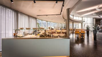 2 restaurantes, se sirve desayuno