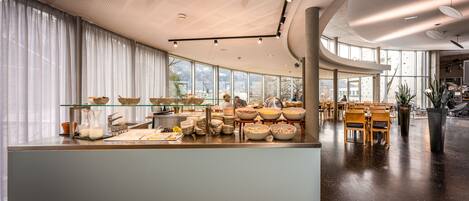 2 restaurants, breakfast served
