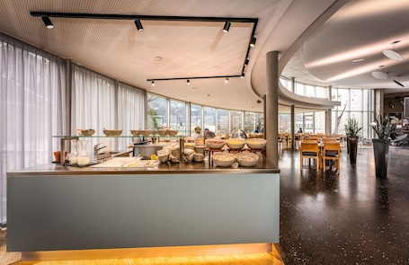 2 restaurantes, se sirve desayuno