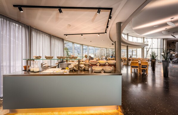 2 restaurantes; se sirven desayunos 