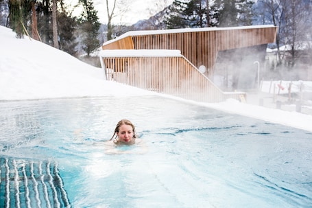 Una piscina cubierta, una piscina al aire libre, tumbonas. Val Blu Sport - Hotel - Spa