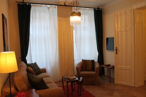 Comfort Apartment, 2 Bedrooms, Balcony | Living area | 32-inch flat-screen TV with satellite channels, TV, DVD player - Appartements Hermine (Vienna)