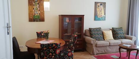 Departamento superior, 2 habitaciones, balcón | Ropa de cama de alta calidad y decoración personalizada