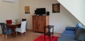 Appartement Supérieur, 3 chambres, 2 salles de bains | Salle de séjour | Télévision à écran plat de 32 pouces avec chaînes par satellite