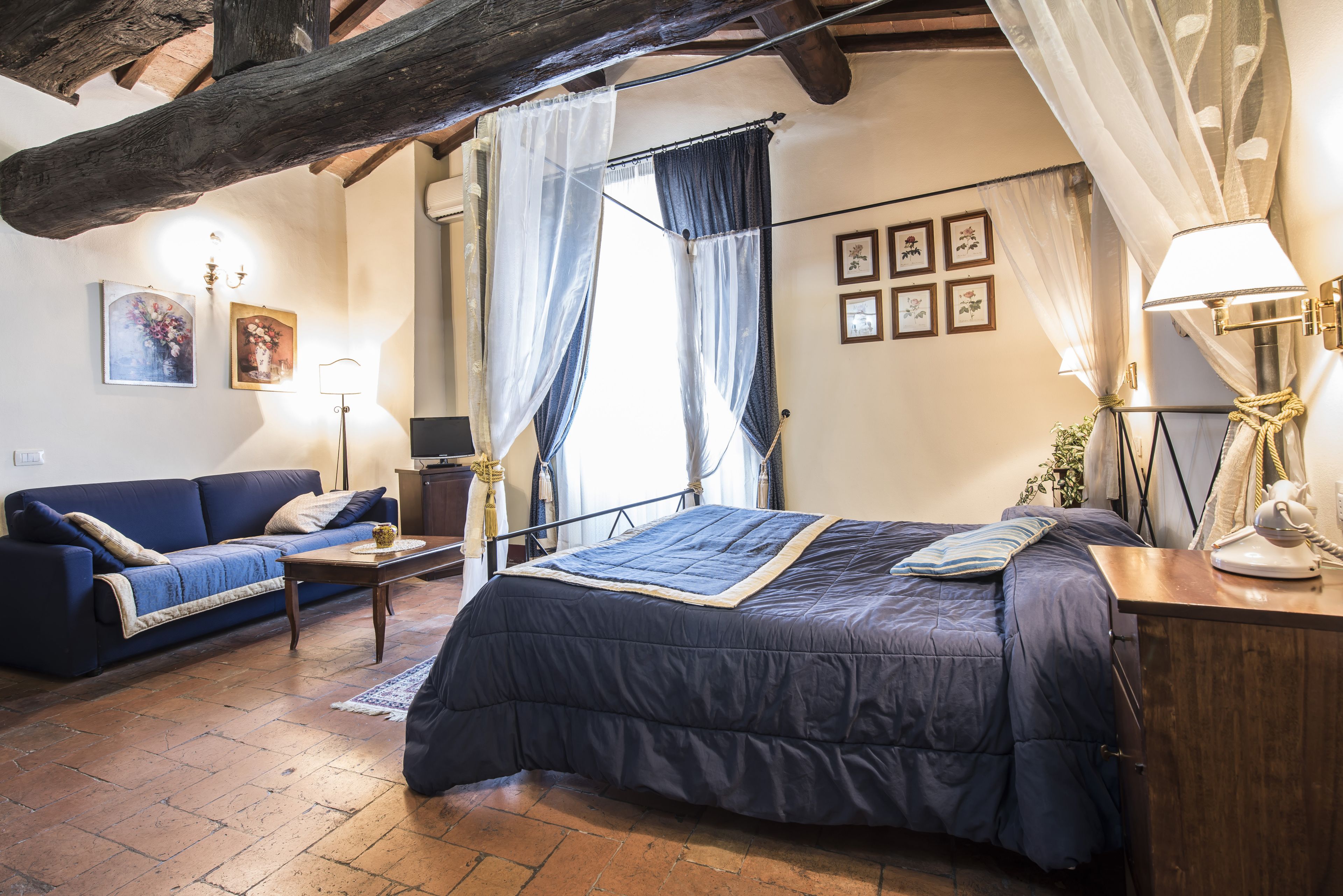 Junior Suite | Minibar, in-room safe, desk, soundproofing