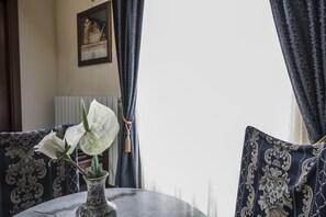 Kahden hengen superior-huone | Minibaari, tallelokero huoneessa, työpöytä, äänieristys